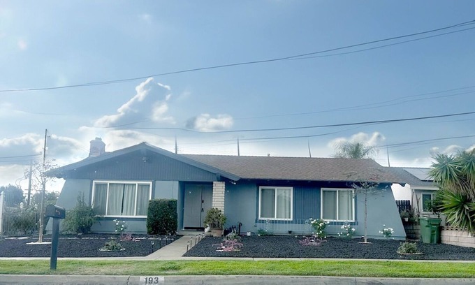 Upland Casa | Charming 3bedrms Upland house WiFi & AC Laundry PetFriendly near Ontario Airport