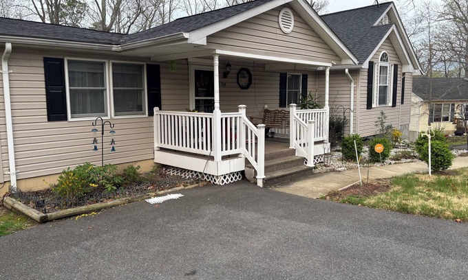 Chesapeake Ranch Estates-Drum Point Casa | Charming 3BR - 2BA Comfy Home Near Beach, fun & relaxation-Perfect Getaway Spot!