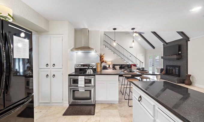 Lake Jackson Casa | Charming 3BR Home w/ Outdoor Dining on Buttercup Street