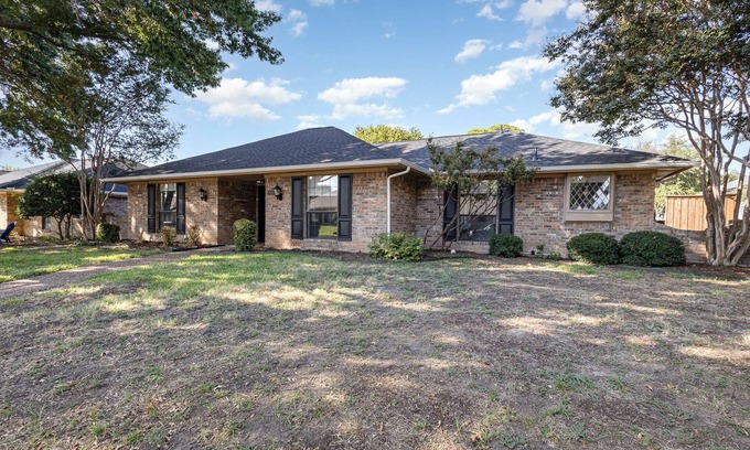 Allen Casa | Charming 3BR home with Pool, Hot Tub and King Bed in Allen