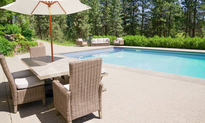 Southeast Kelowna Casa | Charming 4 acre estate with salt water pool