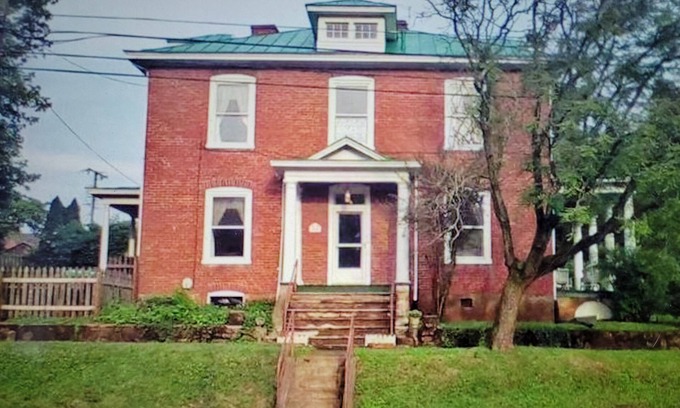 Belmont Casa | Charming 4-bedroom house in historic downtown Charlottesville with WiFi, AC