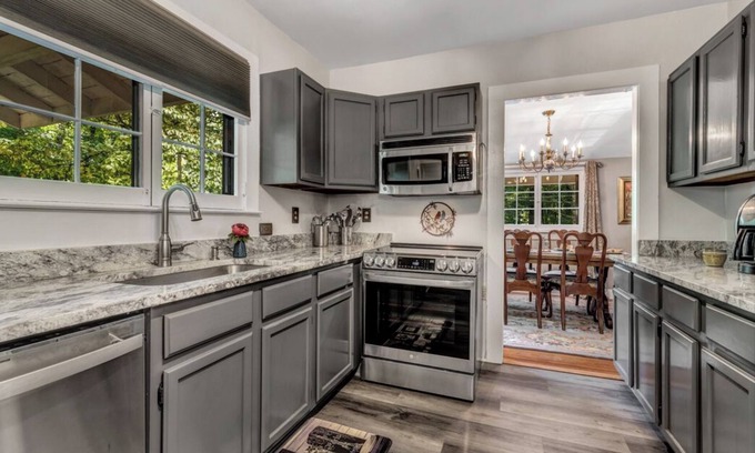 Ridgecrest Cabaña | Charming 4-bedroom cottage in welcoming Black Mountain with WiFi.