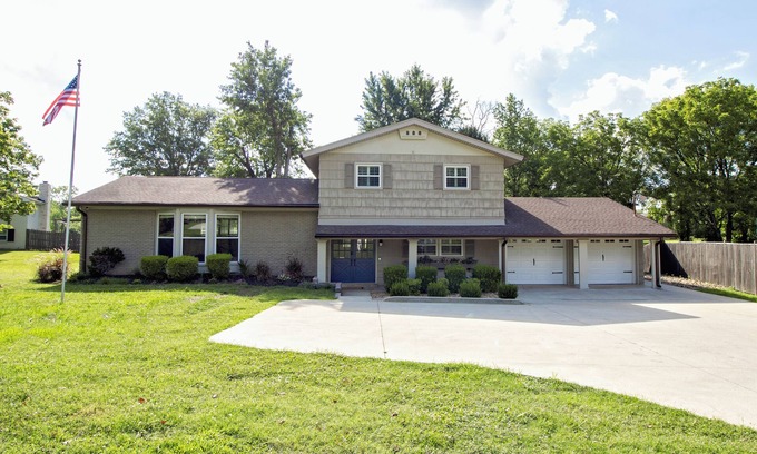 Hendersonville Casa | Charming 4-bedroom Beautiful Lakefront w/ Kayaks - Old Hickory Haven