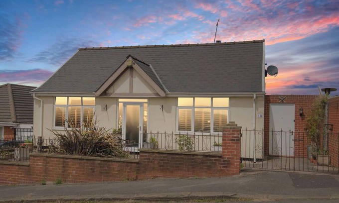 Chesterfield Casa | Charming 4-Bedroom Bungalow, Lush Garden, and Stunning Views – Perfect Location