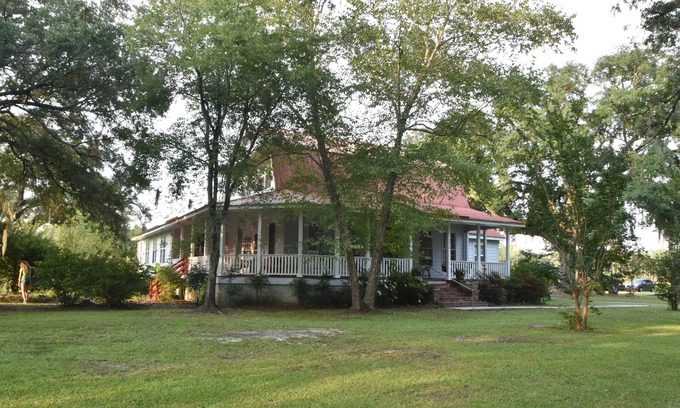 Moncks Corner Otro | Charming 4-bedroom Farmhouse in Moncks Corner