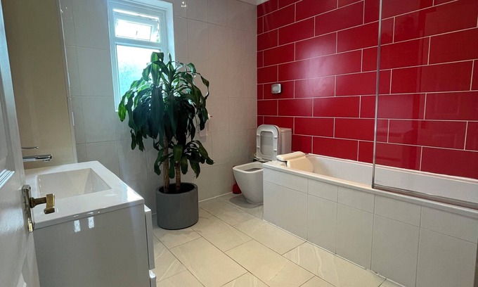 Waltham Cross Casa | Charming 4-Bedroom Family Home in Peaceful Goffs Oak Village