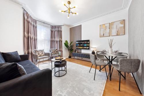 Coppetts Casa | Charming 4-Bedroom Relocations, Elev8 Stays