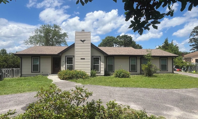 Boiling Spring Lakes Casa | Charming 4-bedroom house with AC, WiFi in welcoming Southport