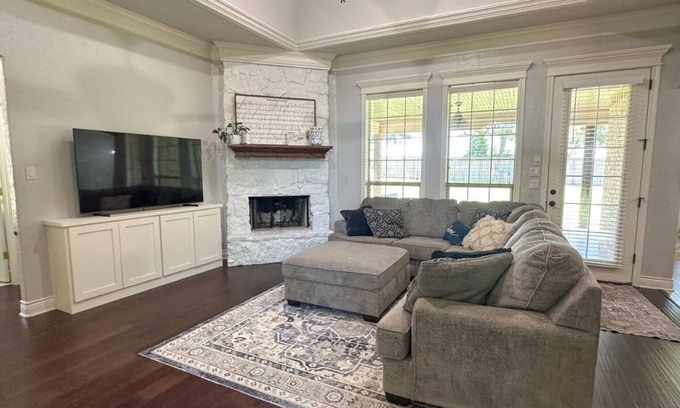 Bullard Casa | Charming 4-bedroom house, play set for the kids, just minutes from the Lake!!!!!