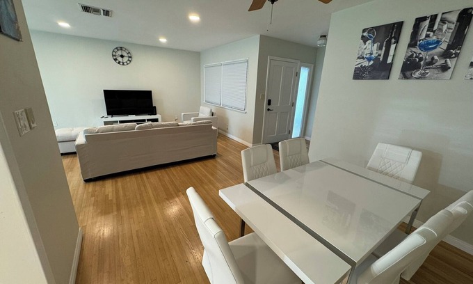 Burbank Casa | Charming 4-bedroom house in Prime Burbank with WiFi, AC