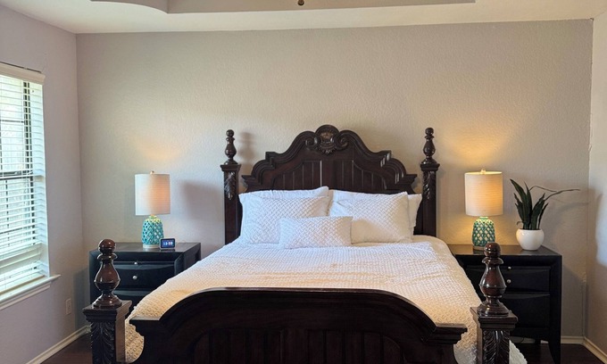 Denton Casa | Charming 3-bedroom house with AC and WiFi in pleasant Denton