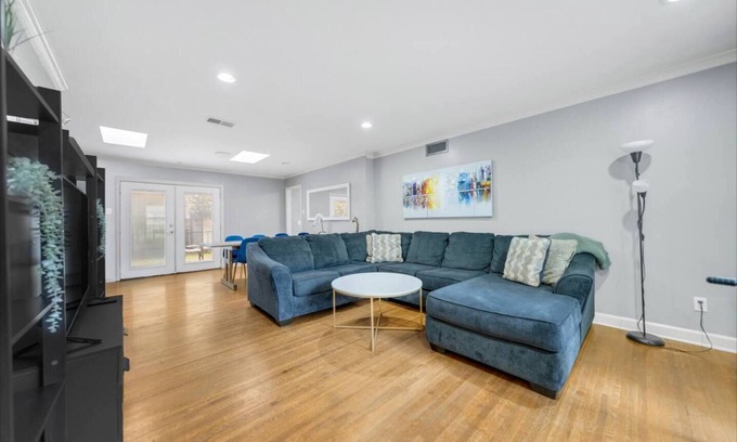 East Memphis Casa | Charming 4-Bedroom Retreat with Large Yards and Outdoor BBQ