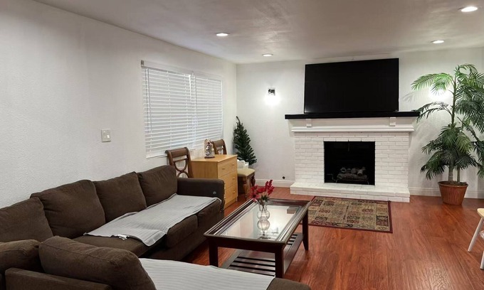 Baldwin Park Casa | Charming 4-bedroom bungalow in Baldwin Park with WiFi and AC