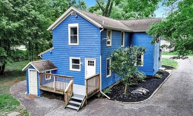 Wales Center Casa | Charming 4-bedroom 1800's farmhouse with WiFi, AC in serene Cowlesville