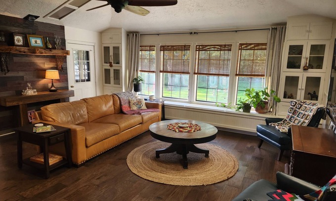 Gainesville Otro | Charming 4-bedroom farmhouse on 15 acres