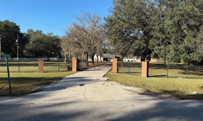 Del Rio Otro | Charming 4-bedroom farmhouse in lovely Jacksonville with fitness room, WiFi