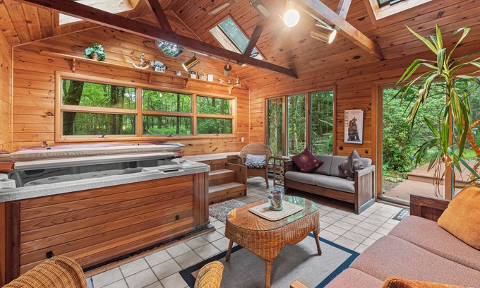 Lake Harmony Cabaña | Charming 4-bedroom cottage with Pickle Ball Court, AC and WiFi in Lake Harmony