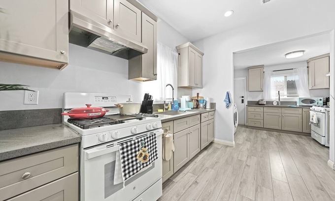 Mid City Casa | Charming 4-bedroom house with WiFi, AC in DTLA near K town and USC