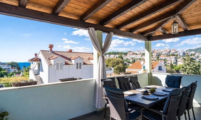 Lapad Villa | Charming 4-bedroom villa with WiFi, AC above sunset beach