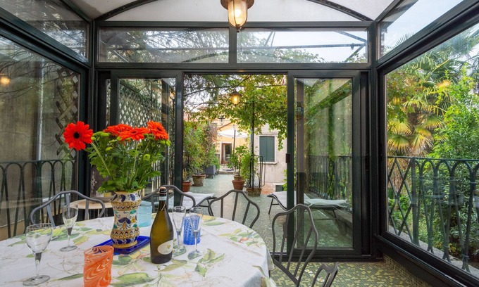 Dorsoduro Apartamento | Encantador apartamento Veneciano con increíble terraza y jardín privado.
