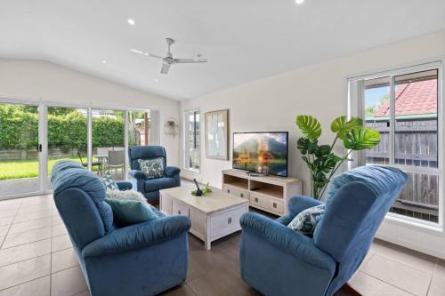 Wynnum Casa | Charming 4Bedroom Home Near Train Station and Beaches