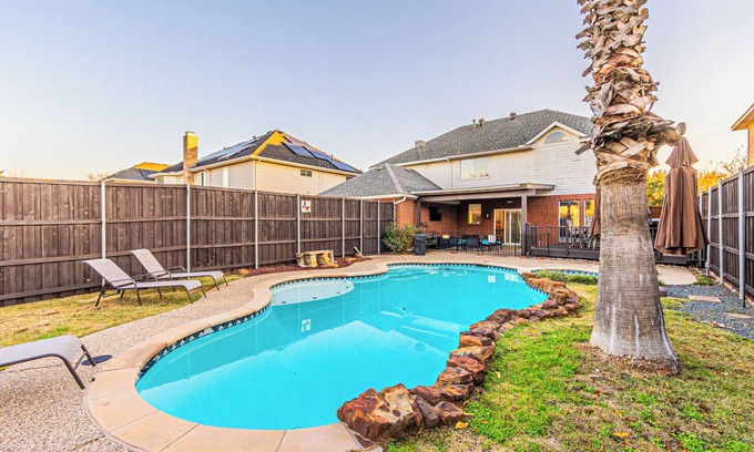 South Arlington Casa | Charming 4Bedroom Retreat with EV Charging & Amazing Pool–Your Perfect Getaway!