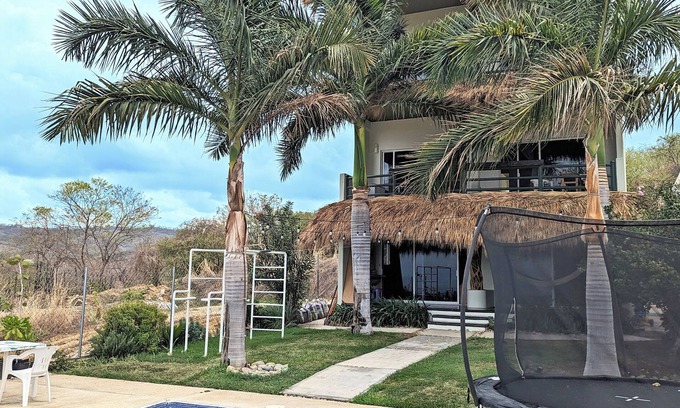 San Pedro Mixtepec Casa | Charming 5-bedroom house with AC, WiFi in beautiful Bajos de Chila