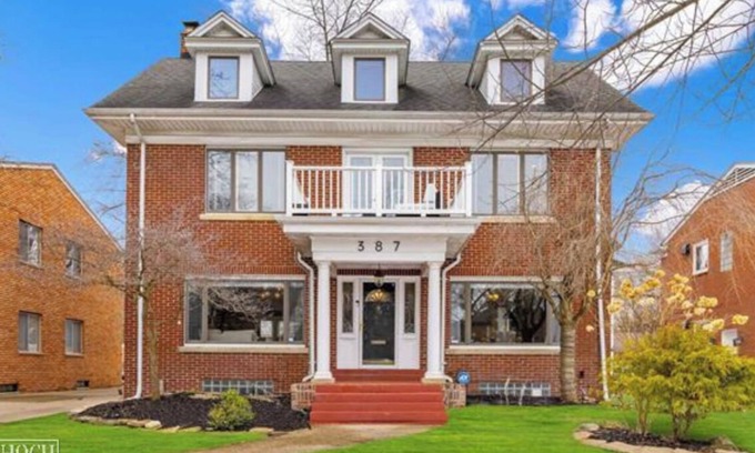 Grosse Pointe Casa | Charming 5-bedroom 3.5 bath house in desirable Grosse Pointe, MI
