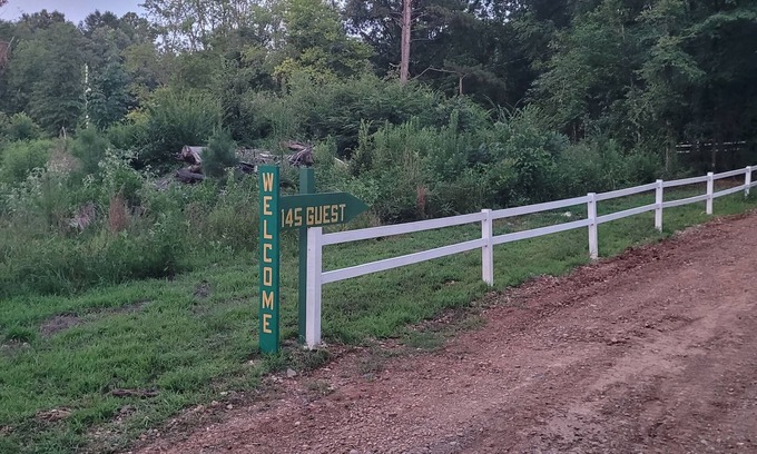 Columbus Casa | Charming 5-bedroom hotel with AC, WiFi in serene Fulton, Arkansas.