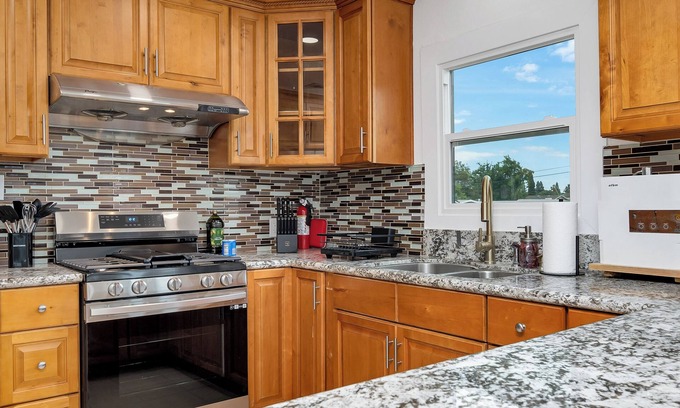 Sherwood Forest and Thistle Development Casa | Charming 5 Bedroom Residence in Anaheim