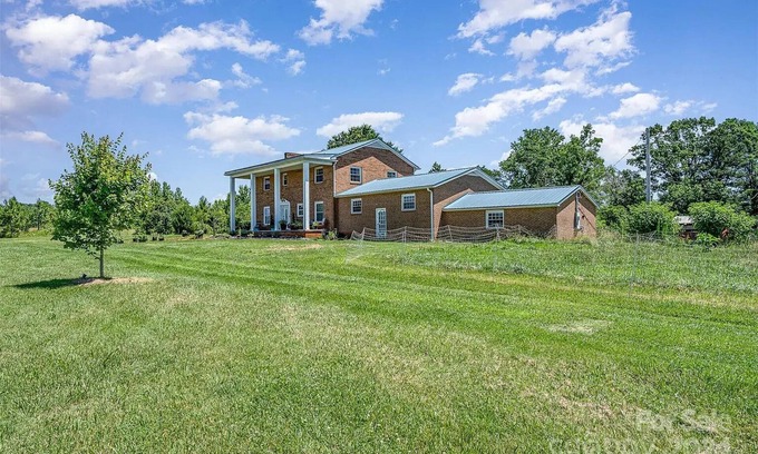 Statesville Otro | Charming 5-bedroom farmhouse with AC, fitness room in lovely Statesville