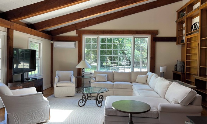Santa Ynez Otro | Charming 6-bedroom farmhouse Retreat with WiFi, AC in fabulous Santa Ynez