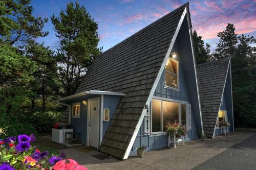 Otter Rock Chalet De Esquí | Charming A Frame Nestled Amidst Trees in Otter Rock, Oregon
