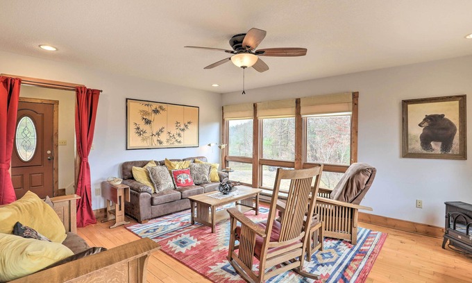 Weaverville Cabina | Charming Alexander Cabin w/ Private Hot Tub!