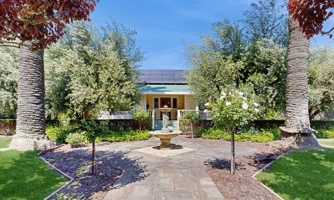Geyserville Otro | Charming Alexander Valley Farmhouse with loft, hot tub & a complementary tasting
