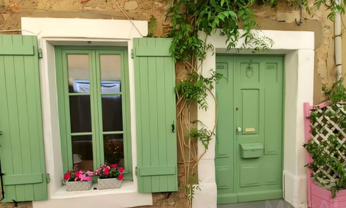 Olonzac Casa | Charming and chic townhouse with sunny terrace and outdoor dining
