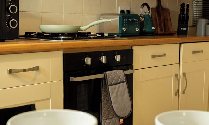 Warwick Casa | Charming and Cosy Home- Sleeps 4, Free Parking, Private Patio - Central Warwick