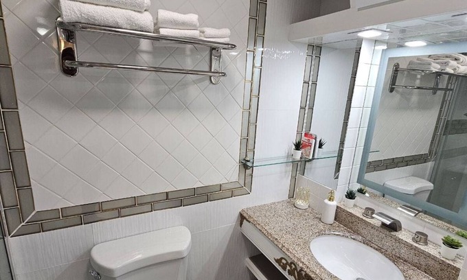 Reading Casa | Charming and enchanting apartment in uptown Reading with a mountain view.
