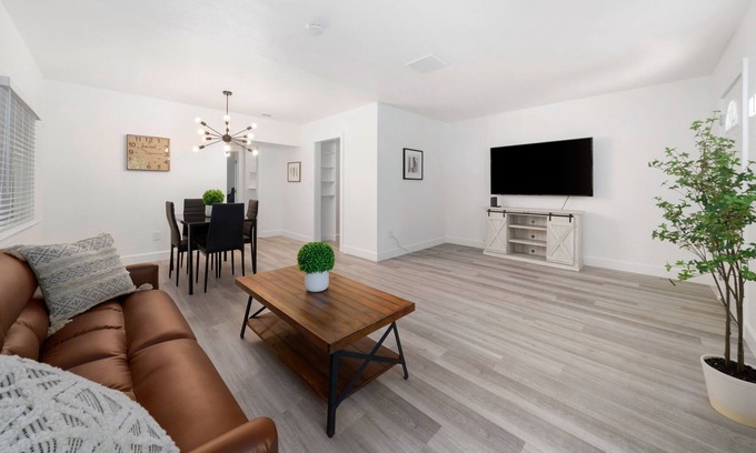 Woodlake Casa | CHARMING AND MODERN 2BD BUNGALOW IN SAC