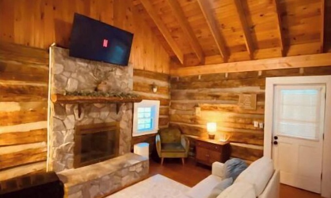 Piper Gap Cabina | Charming and modernized 1800's Creekside Cabin w/Hot Tub and 5 minutes to I-77