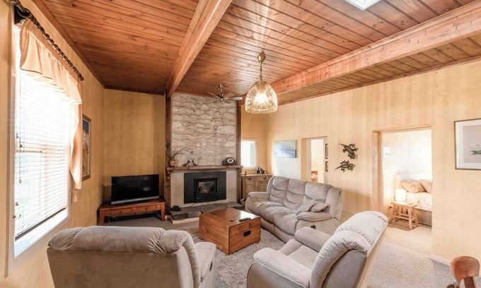 Macgillivray Cabaña | Charming and Private Cottage with Fireplace for a Cozy Island Getaway.