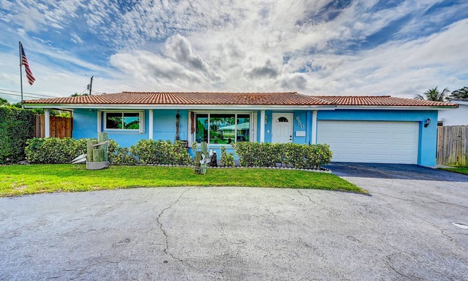 Cypress Lakes Casa | Charming and snowbird-friendly bungalow with enclosed yard, pool, grill, AC