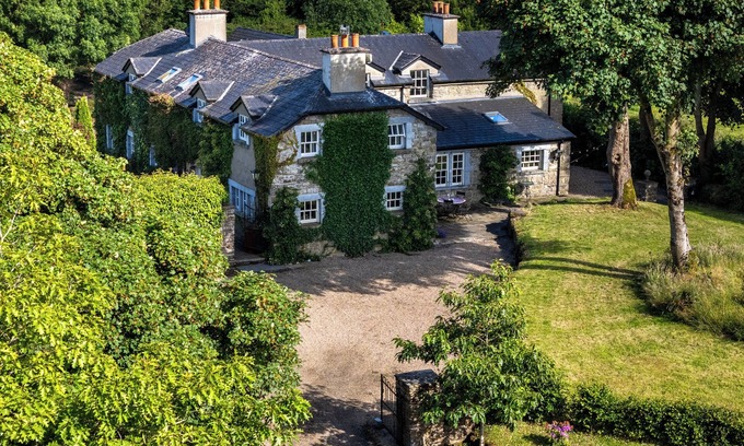 Ballynacarrigy Otro | Charming and spacious 6-bedroom farmhouse close to Center Parcs
