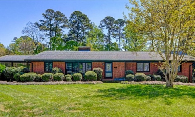 Jamestown Casa | Charming and Spacious 8BR/5BA Home in Jamestown