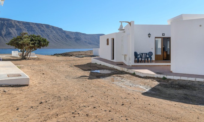 Caleta de Sebo Apartamento | Encantador apartamento con vistas al mar o a la montaña, Wi-Fi y terraza