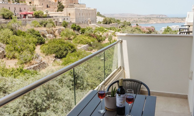 Mellieħa Heights Apartamento | Charming apartment just steps from Mellieha’s main street and 5 minutes from the beach. Includes 2 double bedrooms, 1 twin room, Wi-Fi, Smart TV, coin-operated A/C, and all essentials like towels, linen, washing machine, and kitchen app