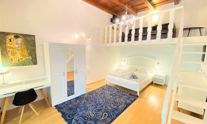Mala Strana Apartamento | Encantador apartamento con vidrieras (Centro de Praga)