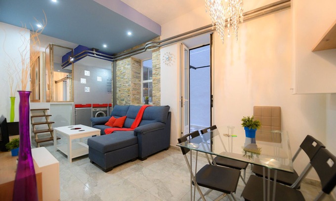 Ibiza Apartamento | Encantador Apartamento con Patio Privado en el Corazón de Madrid, Frente al Parque del Retiro MPE51