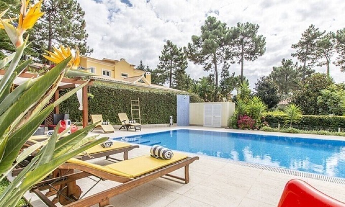 Charneca de Caparica e Sobreda Villa | Charming Lisbon Coast Villa | Villa Alecrim | 4 Bedrooms | Private Swimming Pool & Perfect for Families | Aroeira